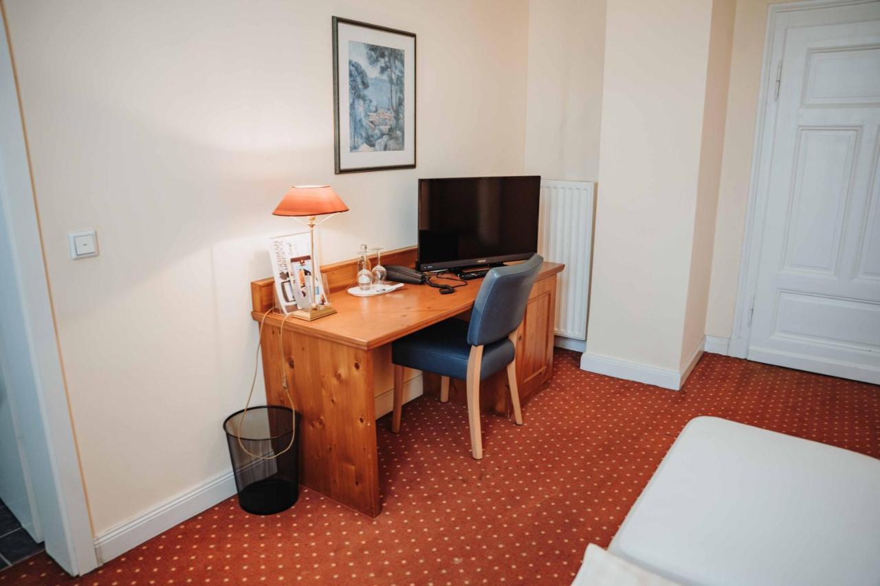 Hotel Am Wallgraben Брилон Екстериор снимка